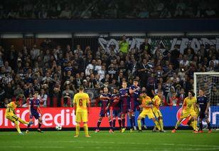 梅西贴地斩任意球内马尔回头照片(梅西任意球gif)