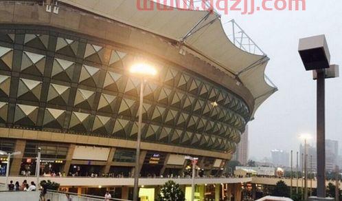 申花足球俱乐部主场位于哪个城市